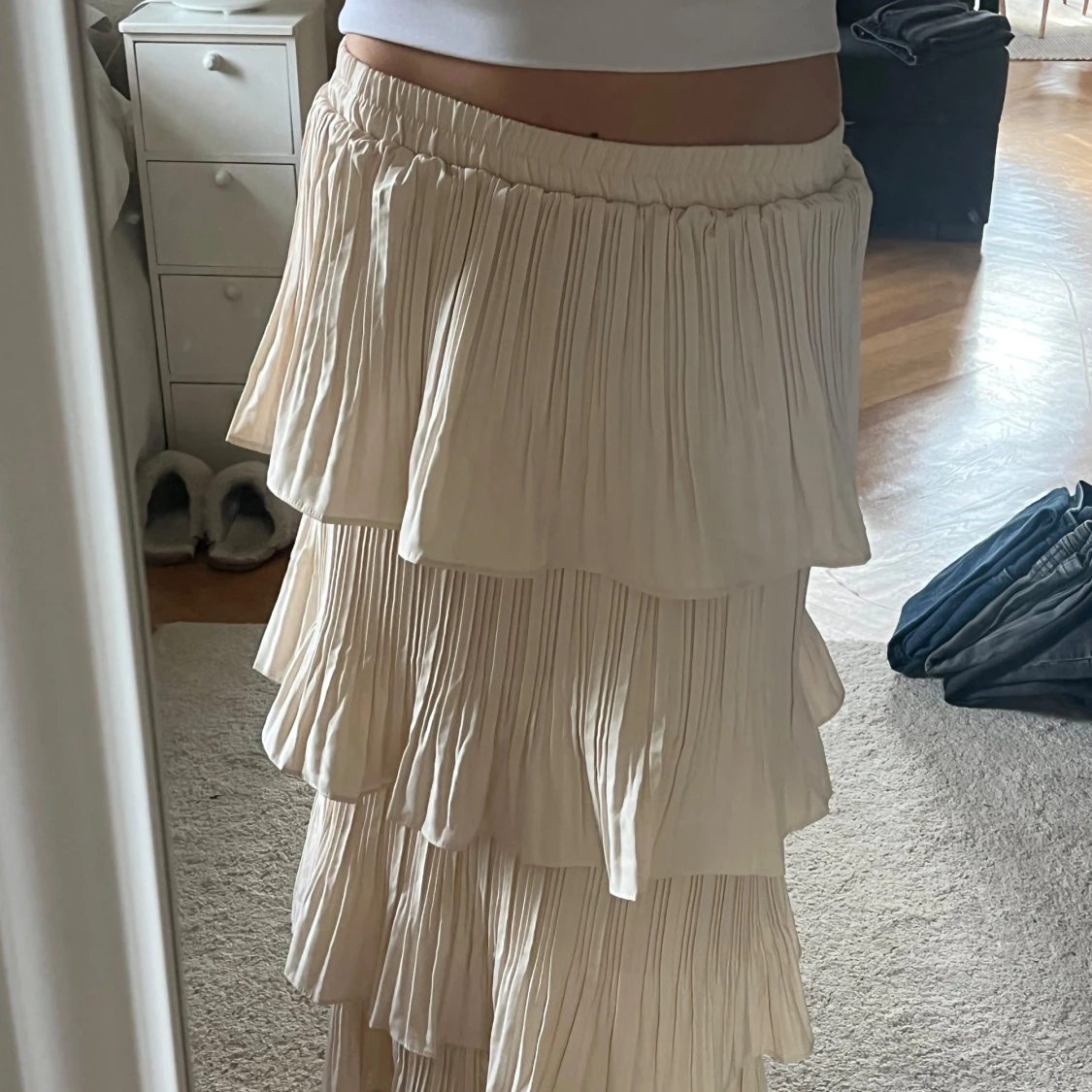 Plisserad långkjol med volanger