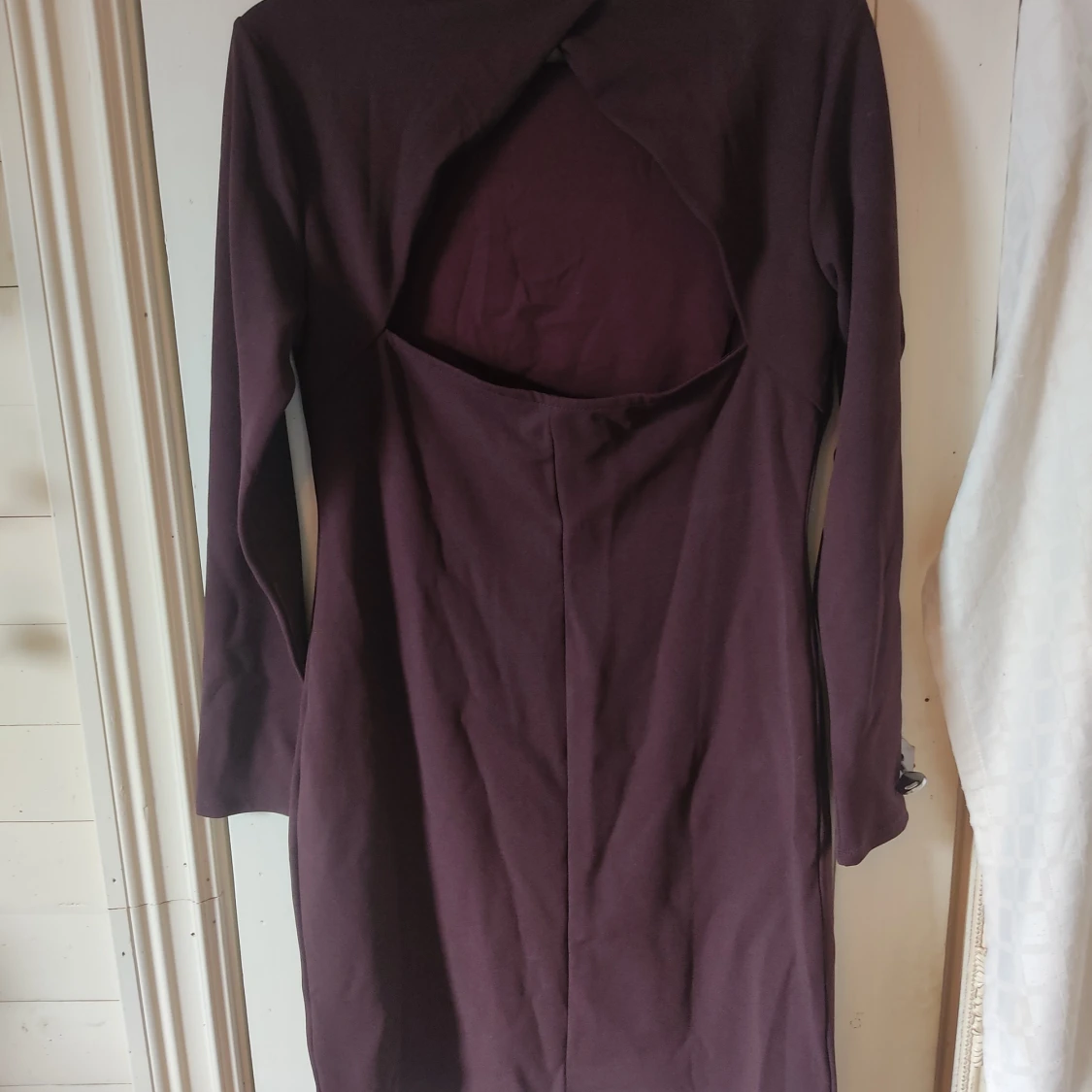 Mörklila klänning med öppen rygg