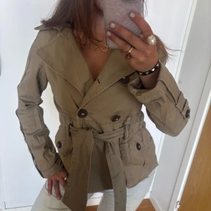 Zara trenchcoat  - Kort beige trenchcoat från zara! Jag är 168 och det är mina bilder, köp via köp nu direkt eller Swish, kvar tills markerad som såld 💖 