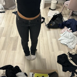 Svarta lågmidjade jeans med slits från Hm - Säljer ett par svarta lågmidjade jeans från HM’s &denim kollektion. Det är storlek 27/32 och är för långa på mig därav att jag säljer dem. Skriv vid frågor eller fler bilder.💓