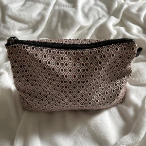 necessär  - rymlig necessär som passar för både smink, hudvård och hårvård men även accessoarer. 💌