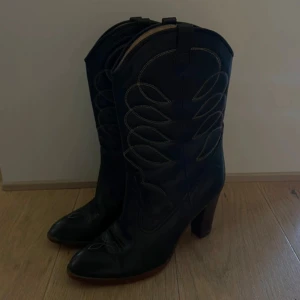 Cowboyboots i äkta läder - Säljer dessa supersnygga cowboyboots i äkta läder som tyvärr är något små för mig! Storlek 38 men passar snarare någon med storlek 37 skulle jag säga. I nyskick (ej använda) och jättefint svart läder med mörkbruna detaljer. Tillverkade i Japan och nypriset låg på närmare 2 000 🖤