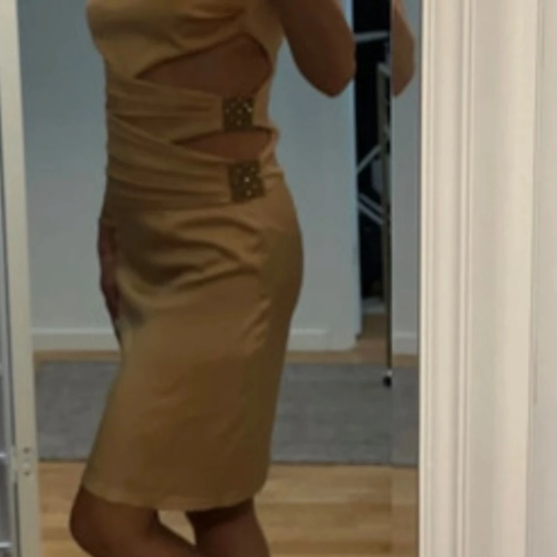 Gul guldig satin klänning med cut-outs  - 2