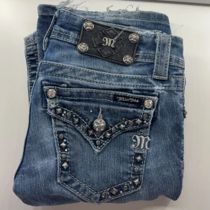 Snygga miss me jeans med hål - säljer mina jätte snygga miss me jeans I bootcut 24w. Några diamanter fattas på den som man ser på bilden fast man tänker inte på det! Skriv till mig om ni har frågor💗