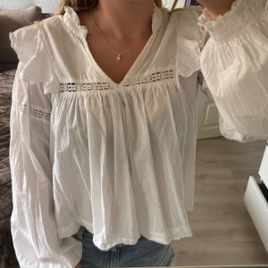Vit blus från Gina Tricot - Säljer denna jätte fina vita blusen från Gina tricot. Den är knappt använd. Den är lite genomskinlig med en mörkare bh men ljusare färger funkar bra. Säljer då den inte kommer till användning💕
