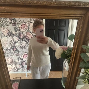 Beige stickad tröja från ONLY - Säljer en mjuk och stilren beige stickad tröja från ONLY i storlek M. Tröjan har rund hals, ribbade muddar och lång ärm. Använt 1-2 gånger.