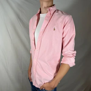 Ralph Lauren skjorta - Ralph Lauren Skjorta, Hej säljer nu min fina Ralph Lauren skjorta i storlek S. Den är i ny skick och kommer vara super snygg vid skolstart. Nypris ca 1600kr!