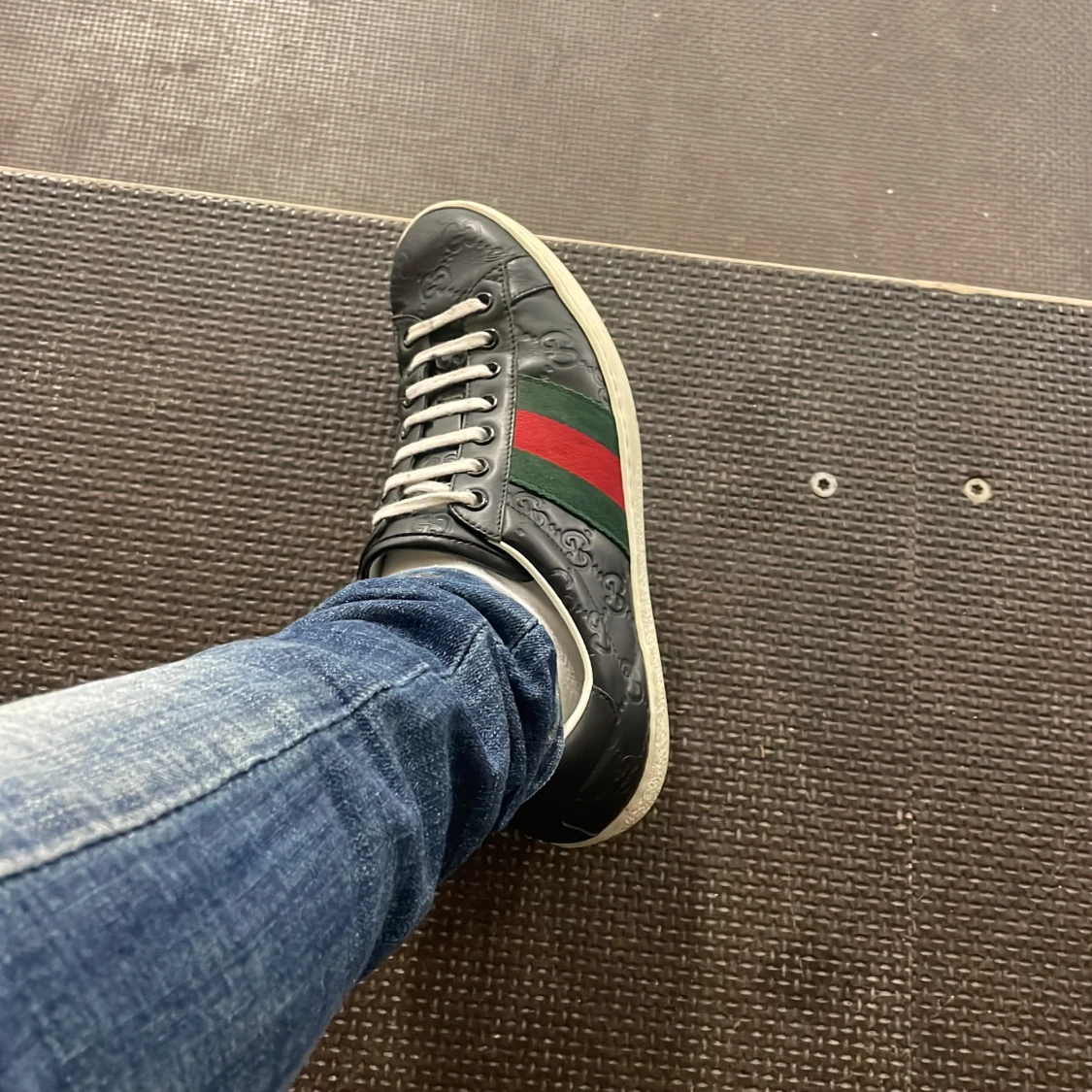 Gucci svarta sneakers med röd/grön rand - 1