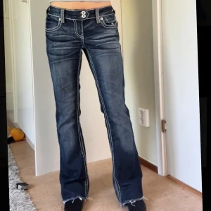Mörkblå bootcut jeans  - Säljer dessa super snygga jeans som tyvärr inte kommer till användning längre. Köpta för 750kr, säljer för 550. Midjemåttet: 35cm. Grenmått: 17cm. Innerbenslängden: 72cm.     Har ni några frågor svarar jag gärna på dom ❤️🤗