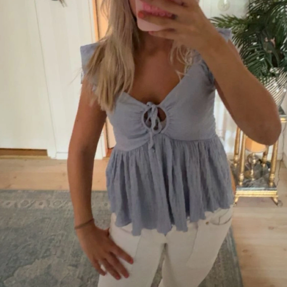 Ljusblå blus med knyt och volang