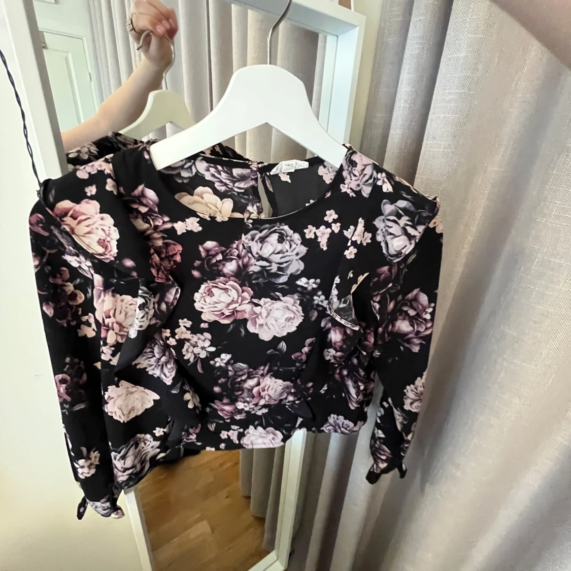 Svart blommig blus med volang💓