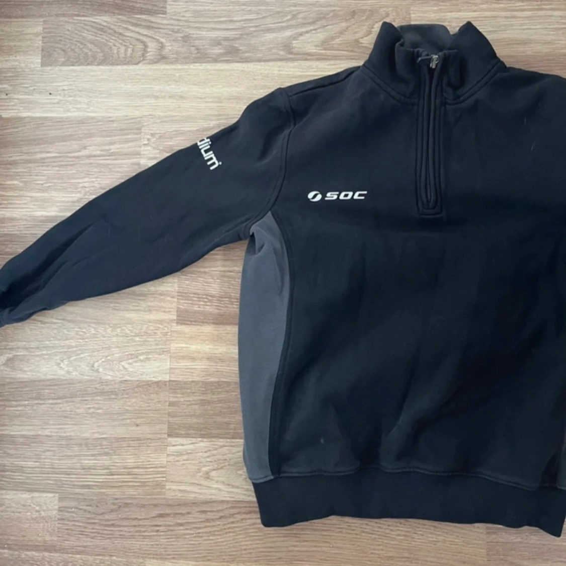 Svart half zip tröja från SOC