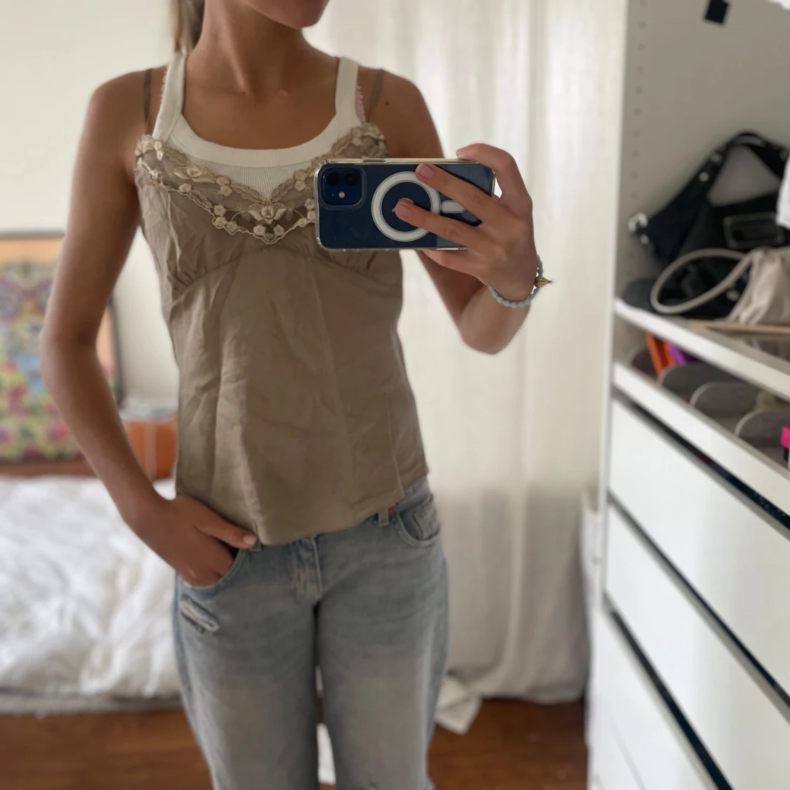 Beige silke linnetopp med spets