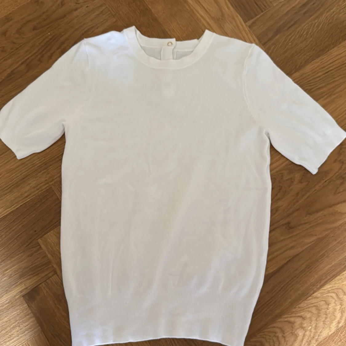 Vit topp med guldknappar - 1