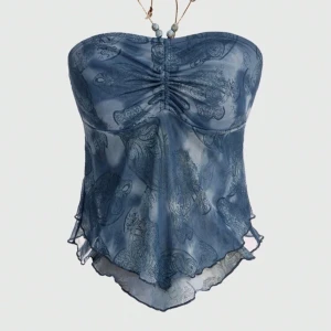 Blå bandeau tubtopp med paisleymönster - Säljer en blå bandeau tubtopp med paisleyinspirerat mönster och snygg rynkning framtill. Toppen har ett lager av transparent mesh och asymmetrisk nederkant som ger en cool vibe. Perfekt för dig som vill sticka ut med en unik och trendig look.