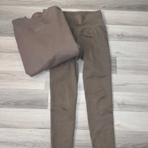 Beige sweatshirt från Aim'n - Säljer en beige sweatshirt från Aim'n i storlek S. Tröjan har rund hals, ribbade muddar och Aim'n-logga broderad framtill. Materialet är mjukt och består av 85% bomull och 15% polyester, perfekt för chill eller träning. Enkel och clean design som funkar till allt. Matchande träningsbyxor till det med ribbat material i strl. S. Köp båda som set för 450 eller 300kr/styck 