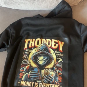Hoodie breezy vibes - Hej jag heter Ahmed jag är 15 år gammal detta e min brand breezy vibes jag gillar o göra såna hoddie jag önskar att nån köper de för de kommer göra mig glad för din min första tröja tack jag ha gjort mer men jag la inte upp dom