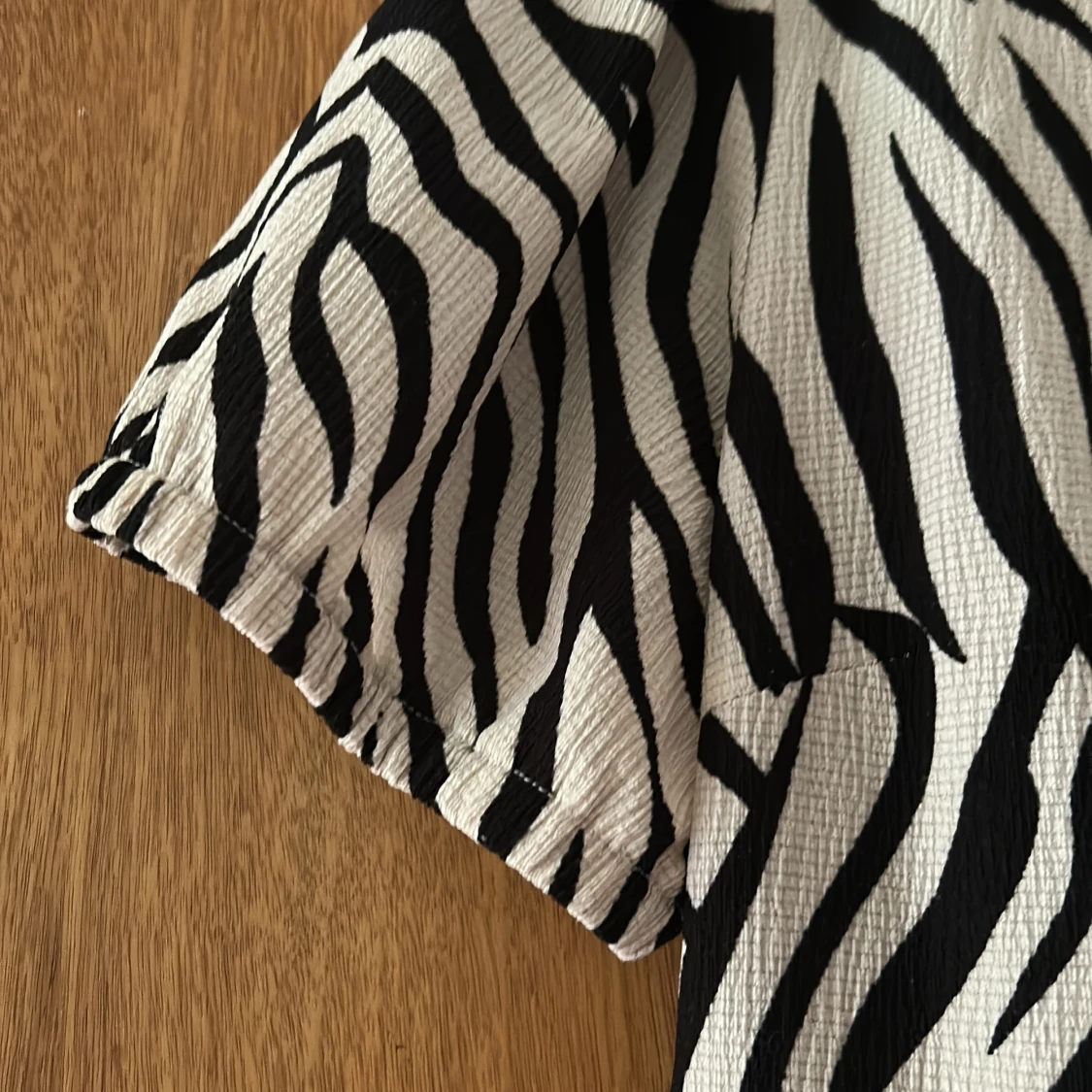 Zebramönstrad kortklänning från JDY - 4