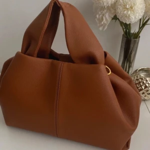 Handväska Polène numero neuf camel - Stora modellen i färgen camel. Axelband följs med. Aldrig använd❣️