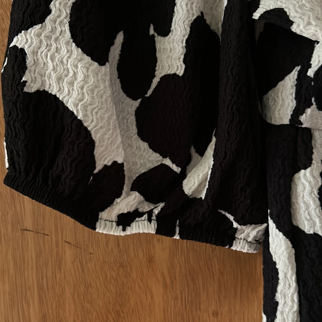 Svartvit blommig klänning Bubbleroom - 2