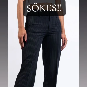 Söker!! Svarta lågmida randiga kostymbyxor madlady - Om de är någon som säljer dessa kostymbyxor i storlek 34 tall eller regular, low waist så hör jätte gärna av er!! 