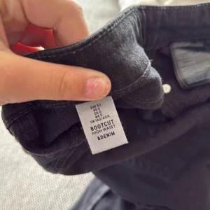 Svarta bootcut jeans high waist - Säljer ett par svarta jeans med bootcut och låg midja från Denim. Modellen har klassiska fem fickor, dragkedja och knapp framtill. Jeansen är i ett mjukt och slitstarkt jeanstyg som sitter snyggt och ger en schysst siluett.