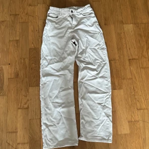 Vita wide jeans från Lindex, strl 158 - Säljer ett par vita jeans från Lindex i storlek 158. Modellen är wide med raka ben och klassisk femficksdesign. Skulle chansa på att storleken är XXS/XS. Jag tvättar och stryker dom innan jag skickar☺️