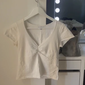Vit topp - Säljer en fin vit topp från Brandy Melville! Jättefin under en kofta typ eller vara som den är! 💕