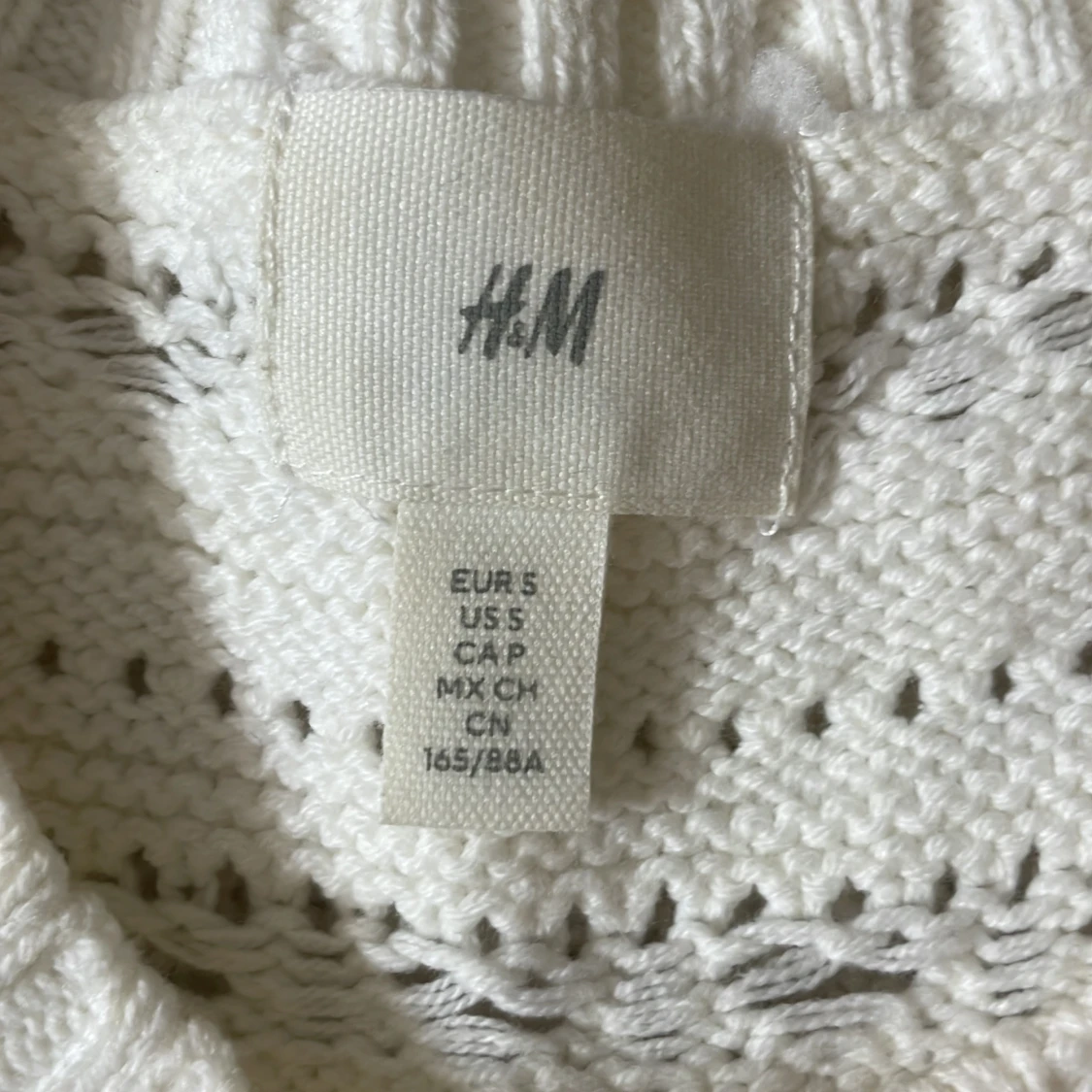 Vit stickad topp med volang från H&M - 1