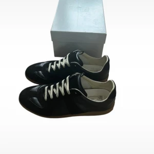 Maison Margiela - Maison Margiela Gats i storlek 43🤩🙌 Skriv vid minst fundering så hjälper vi dig😃