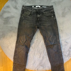 Replay Anbass mörkgrå slim jeans - Jeansen är i gott skit och har använts varsamt. Säljer på grund av att jag inte använder dessa längre och de endast samlar dam i garderoben. Tveka inte på att dm:a