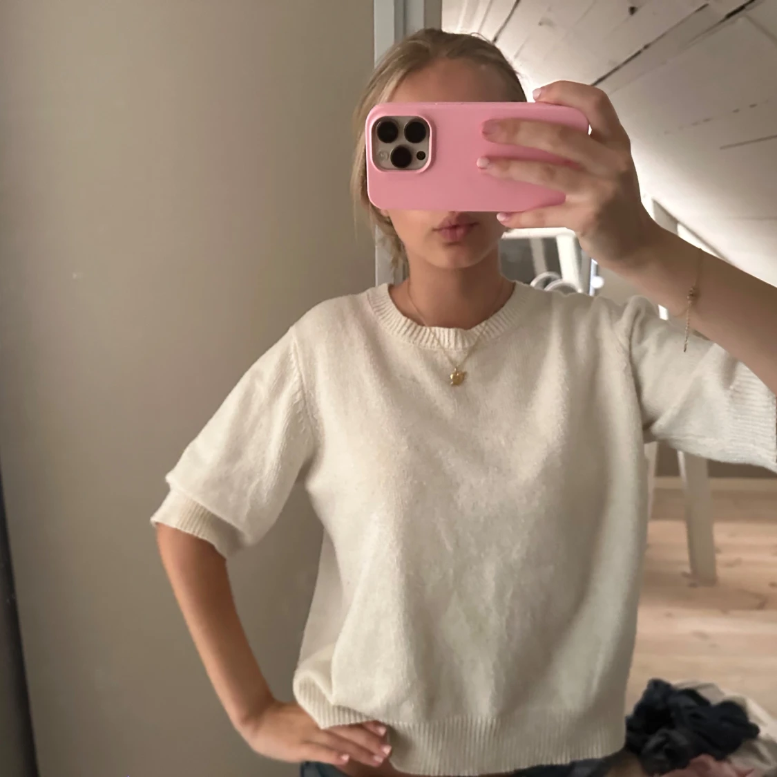 Vit stickad tröja med kort ärm - 1