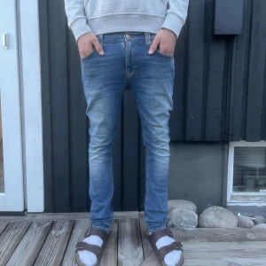 Nudie jeans  - Tja säljer åt en polare ”Es.shopen, ett par riktigt snygga nudie jeans med en bra passform samt snygg färg. Nypris runt 1500kr, storlek 31/32, skick: 8/10 en liiiten defekt som ni ser på sista bilden, men syns absolut inte vid användning. Bara att be om fler bilder så löser jag då jag tog dessa bilder lite snabbt. Hör av er för mer information! Mvh Elton