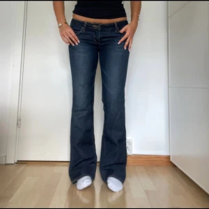 Mörkblå bootcut jeans låg midja - Så snygga jeans köpta från vinted, väldigt bra skick💕                                        Midjemått tvärsöver: 43 cm                                                    Innebenslängd: 79 cm