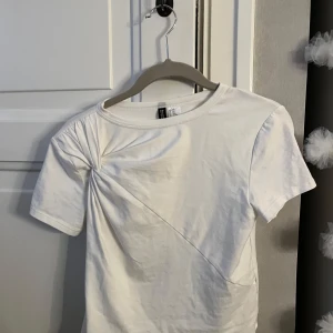 Vit T-shirt med Knut  - Säljer denna tröja som är helt oanvänd av mig. St xxs❤️