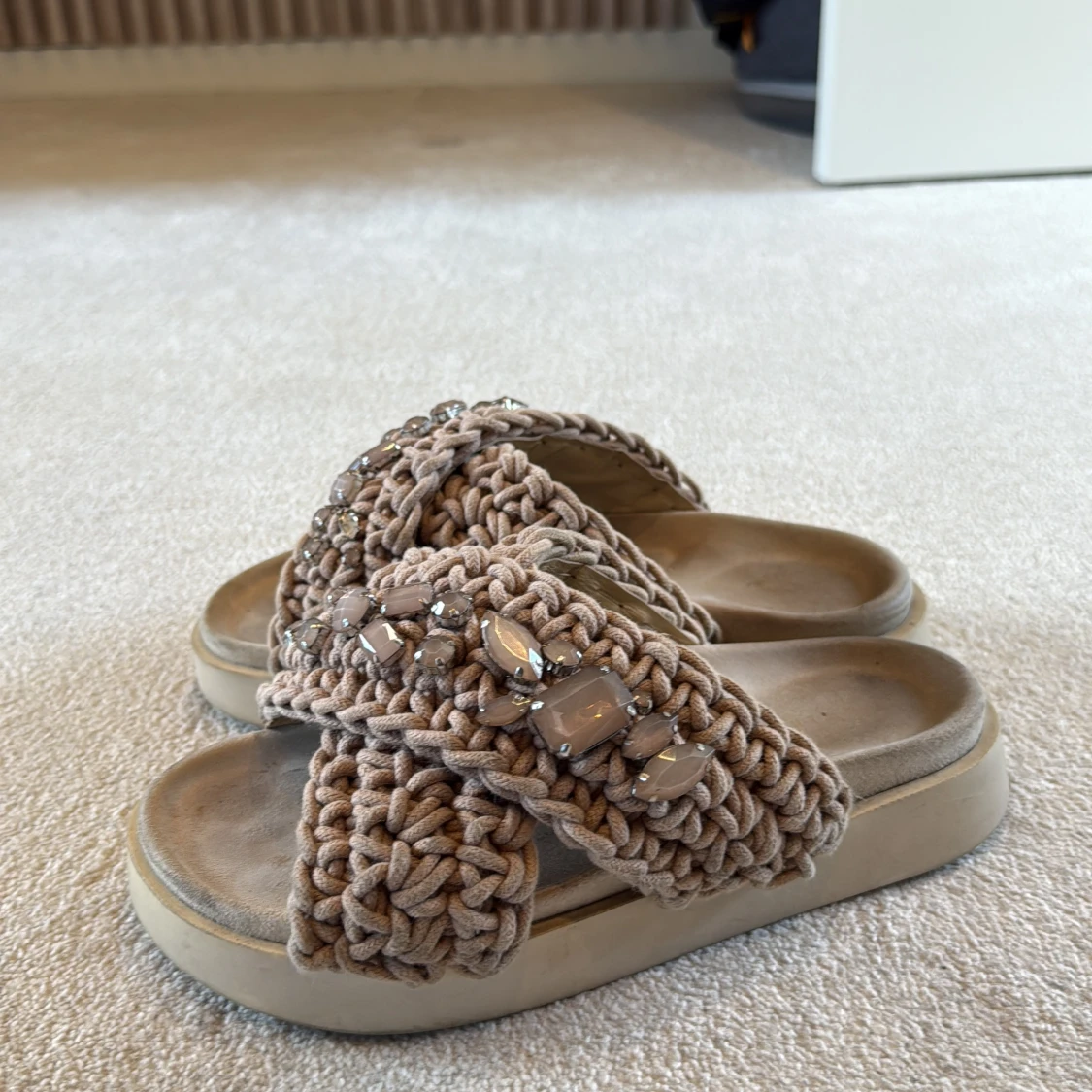 Inuikii Beige sandaler med pärlor och plattsula - 1