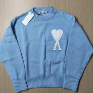 Ljusblå stickad tröja från Ami - Ljusblå stickad Ami Paris tröja i Storleken S. Helt ny och endast testad. Den är perfekt nu inför hösten och vintern då den är stickad och tjock. Meddela gärna om du är intresserad.