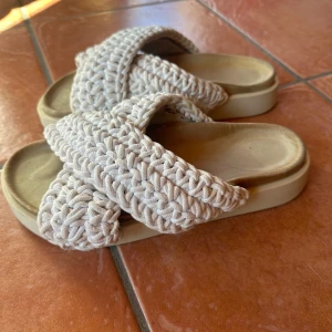 Beige inuikii skor - Säljer ett par snygga inuikii skor, inga synliga skador. Står 40 men skulle säga att dem är mer 39🩷