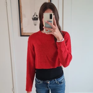 Röd croppad stickad tröja H&M XS - Säljer en röd croppad stickad tröja från H&M Divided i storlek XS. Tröjan har rund hals, långa ärmar och ribbade muddar vid ärmslut och nederkant. 