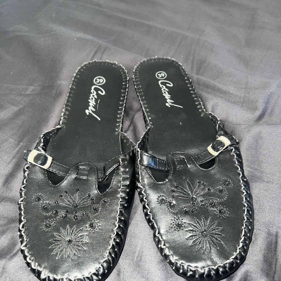 Svarta sandaler med broderi från Casual