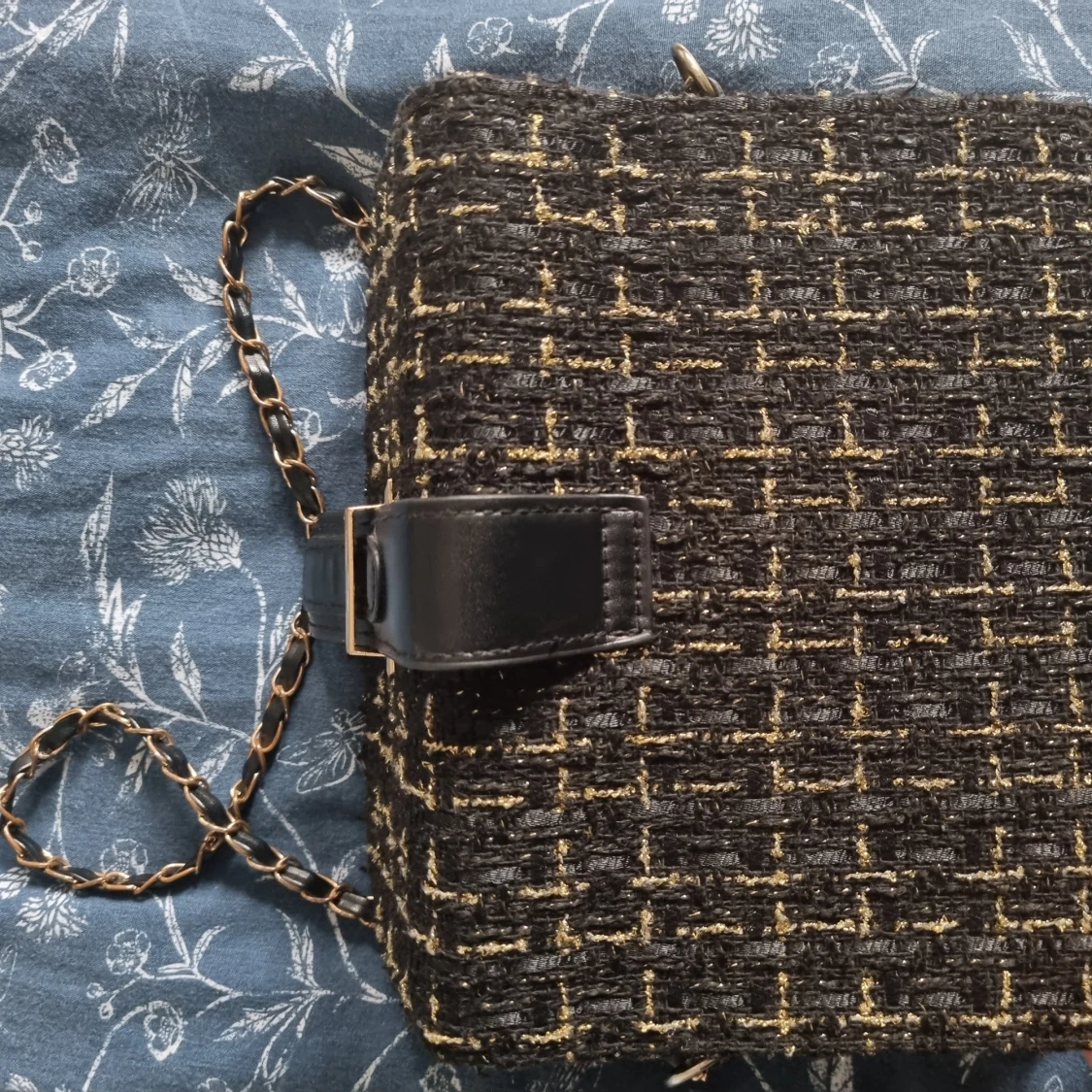 Svart och guld axelväska med kedja - 1