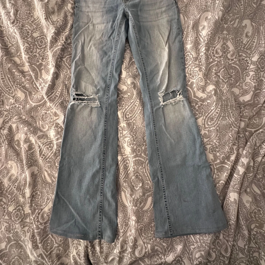 Bootcut jeans med slitna knän från Nelly - 4