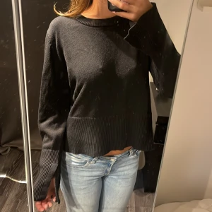 Svart stickad tröja från Bikbok XL - Svart stickad tröja från Bikbok i storlek XL. Tröjan har bred ribbad kant nedtill och vid ärmsluten, samt rund halsringning. Modellen är loose fit och har långa ärmar. Perfekt för dig som gillar enkel och stilren look. Jag brukar ha M, så tröjan passar fint på någon som bär S/M också 