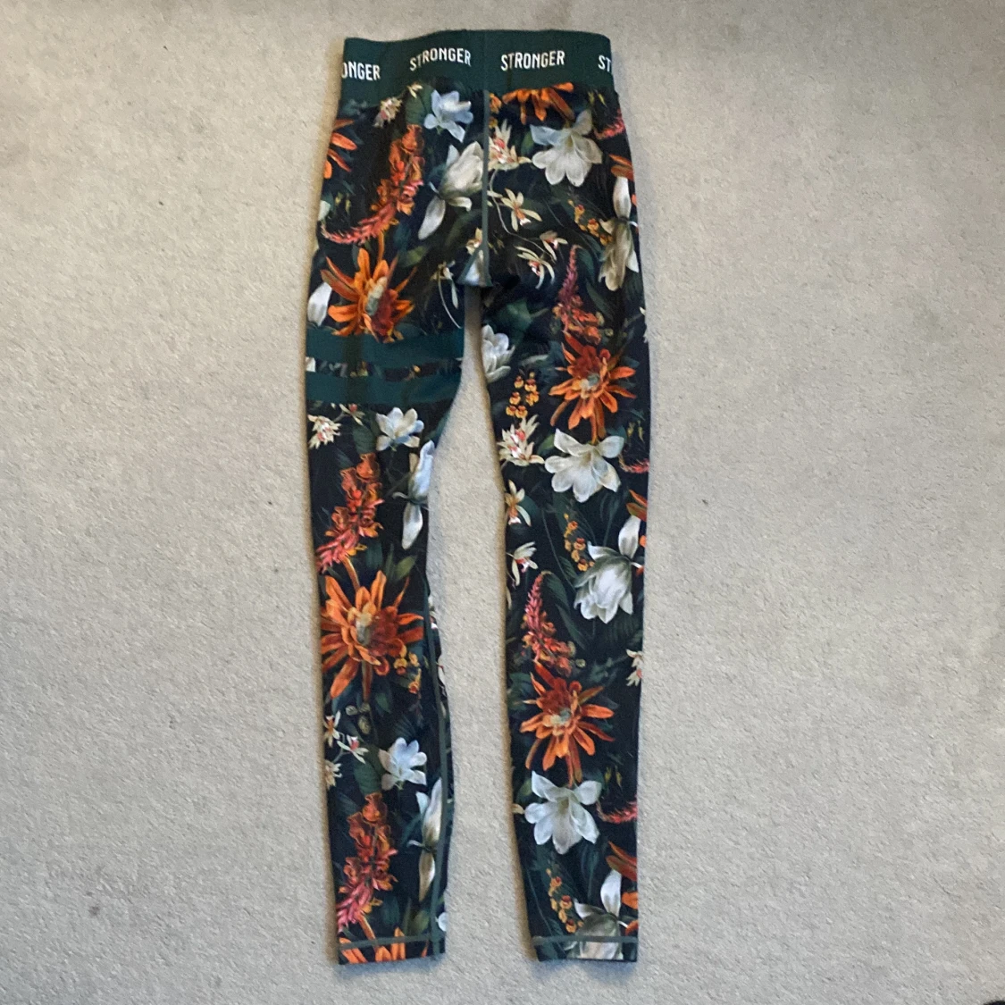 Blommiga leggings från Stronger  - 1