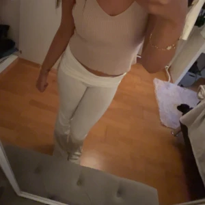Yoga pants  - Säljer ett par snygga vita yoga pants från Gina tricot❤️