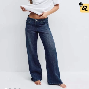 Mörkblå wide jeans med låg midja - Säljer ett par mörkblå jeans med riktigt schysst wide fit och låg midja. Klassisk femficksmodell och raka ben som ger en avslappnad vibe. Jeansen är helt nya med lappen kvar och dom är slutsålda på hemsidan💕