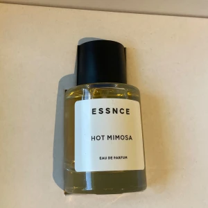 Hot Mimosa  - Sprillans ny parfym från Essnce! Bara testad med ett sprut. Doften har inslag av persika, vanilj, apelsinblom och liljekonvalj, vilket ger en fräsch och blommig känsla. Passar bra till både vardag och festliga tillfällen!