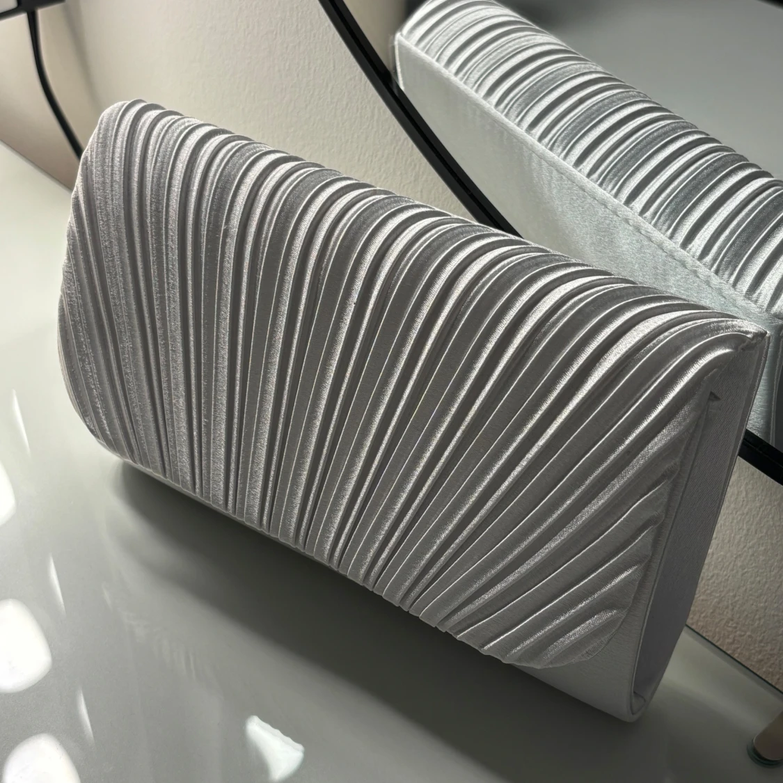 Silver vit  kuvertväska med veckad design