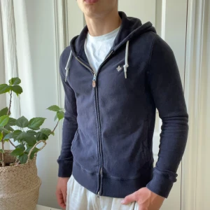 Morris full zip  - En skön Morris full zip, skick 9/10, inga defekter men har använts. Lite tjockare i materialet så perfekt för hösten. Sköna detaljer på tröjan som får den att kännas lite lyxigare. Modellen är 180,75 kg och bär M. Kom med frågor! 