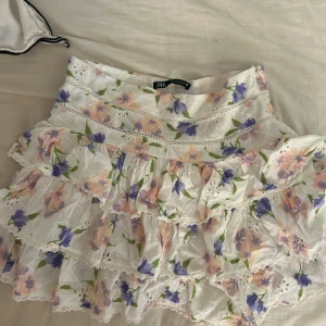 zara kjol  - jätte fin kjol som inte kommer till användning! populär från zara strl s 💕